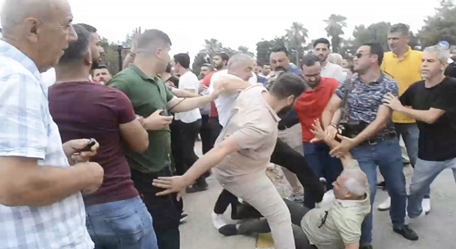 Başkanla yaşanan gerginliği görüntüleyen baba-oğula dayak