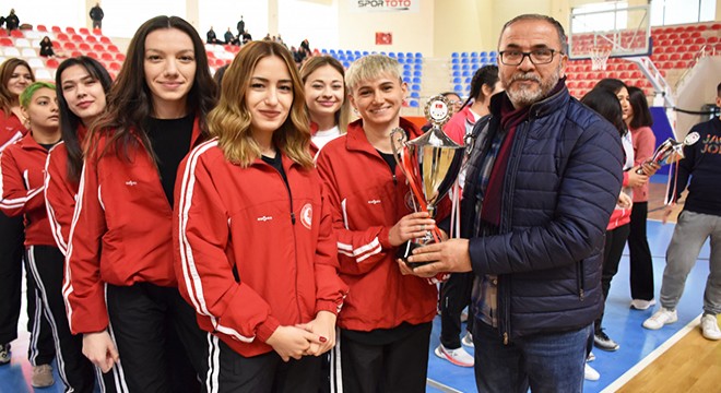 Basketbolun liderleri kupasını aldı