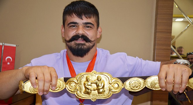 Başpehlivan Şimşek: Altın kemeri yastığımın içine sarıp yatıyorum