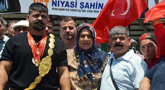 Başpehlivan Şimşek'in annesi: Oğlumla iftihar ediyorum