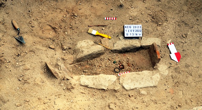 Bathonea'da çıngıraklı, bilezikli çocuk mezarı bulundu