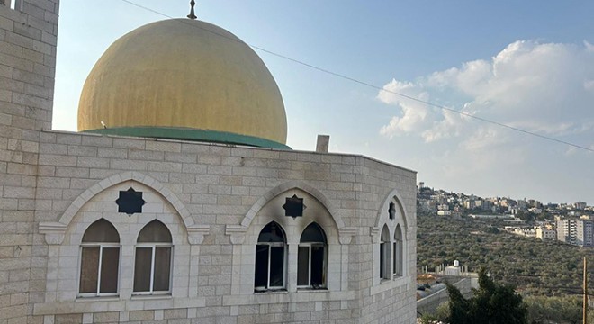 Batı Şeria da cami kundaklandı