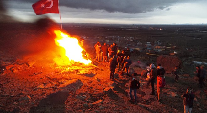 Bayraklı Tepe'de gece ateş yakıp, nevruzu kutladılar