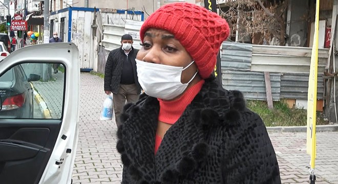 Bebek arabasındaki çantası kaybolan Nijeryalı kadının gözyaşları