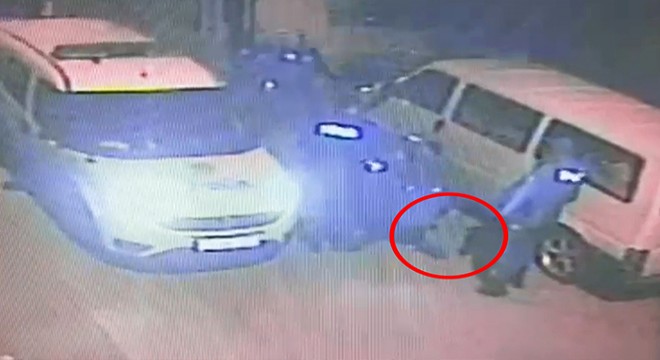 Bekçilerden kaçan şüpheli minibüsün altında yakalandı