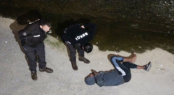 Bekçilerden kaçtı, dereye atlayıp ayağını kırdı