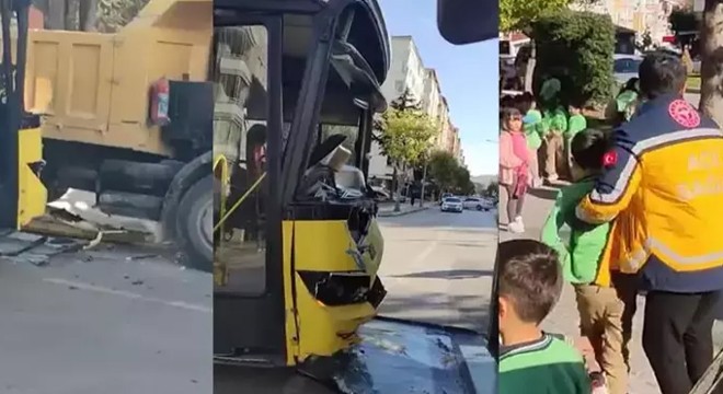 Belediye otobüsü, kamyona çarptı; 22 öğrenci yaralandı