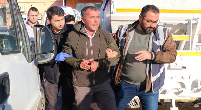 Belediyeyi basan temizlik görevlisinin saldırı anı kamerada