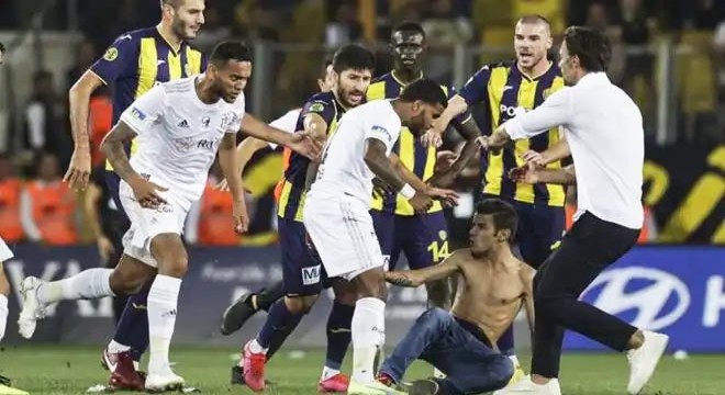 Beşiktaşlı futbolculara saldıran sanığa hapis