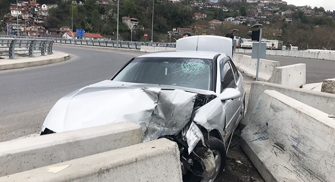 Beton bloklara çarpan otomobilin sürücüsü yaralandı