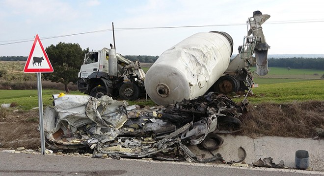 Beton mikseri, hafif ticari araca çarptı