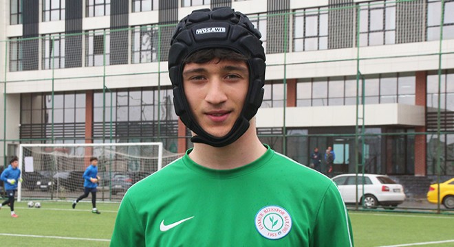 Beyin kanaması geçiren futbolcu, 5 ay sonra 'kaskla' döndü