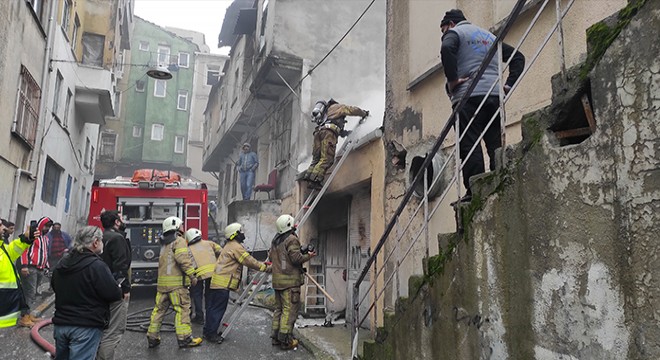 Beyoğlu'nda atık kağıt deposunda yangın