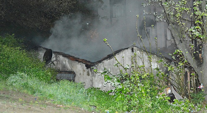 Beyoğlu'nda gecekondu alev alev yandı