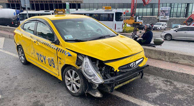 Beyoğlu nda İETT otobüsü 6 araca çarptı