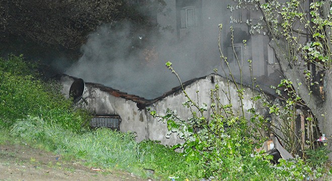 Beyoğlu nda gecekondu alev alev yandı