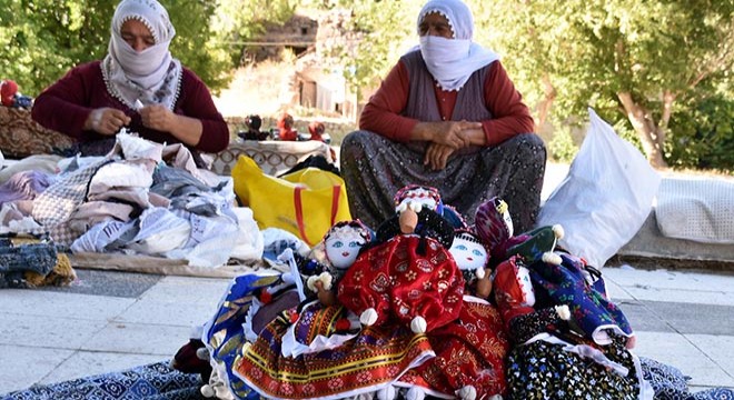 Bez bebekler ile ailesine katkı sağlıyor