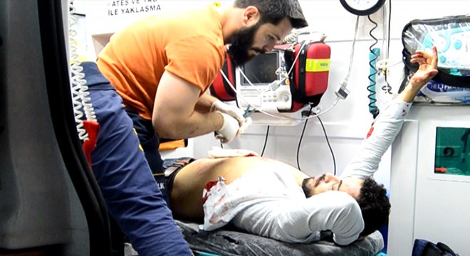 Bıçak ve masatlı 'yol verme' kavgası: 3 yaralı