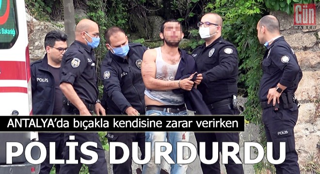 Bıçakla kendisine zarar verirken polis durdurdu