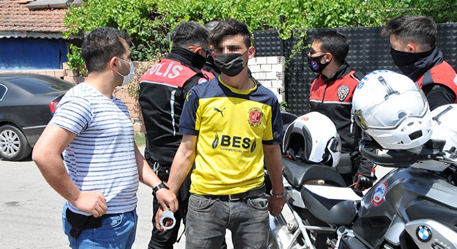 Bıçakla tehdit edip kasadaki altın ve parayı çaldı, kaçamadı