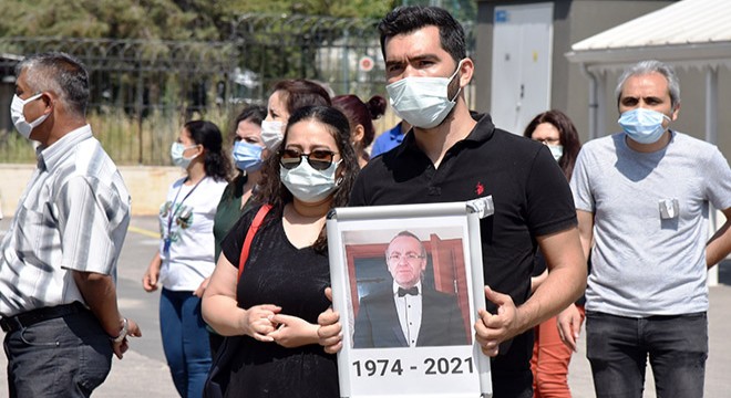 Bilgisayar mühendisi, alkışlarla son yolculuğuna uğurlandı