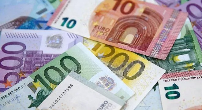 Bin 500 euroyu el çabukluğuyla çaldılar