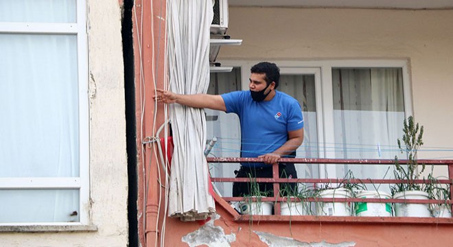 Bina yıkılırken, kendi binaları hasar gören vatandaşlar sokakta kaldı