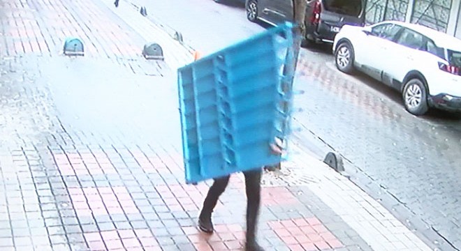 Bir apartmanın demir bahçe kapısı üçüncü kez çalındı