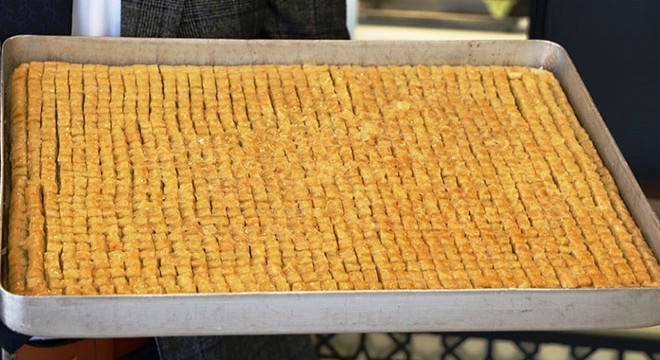Bir tepsiye 1386 baklava dilimi sığdırdı