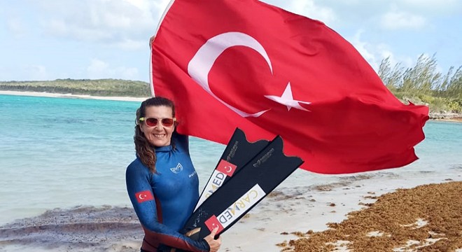 Birgül Erken, yeni dalış rekorunu şehitlere armağan etti