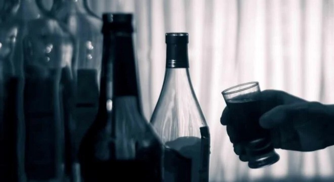 Birlikte alkol alan arkadaşların alacak kavgası: 1 ölü