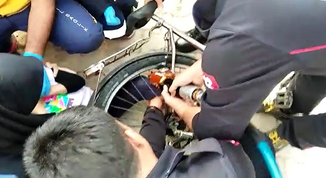 Bisiklete sıkışan Sare nin ayağını itfaiye ekibi kurtardı