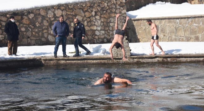 Bitlis'te eksi 15 derecede yüzme etkinliği