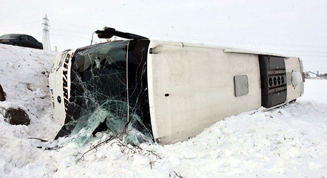 Bitlis’te yolcu otobüsü devrildi: 15 yaralı