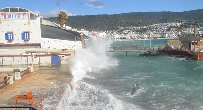 Bodrum'da fırtına hayatı olumsuz etkiledi