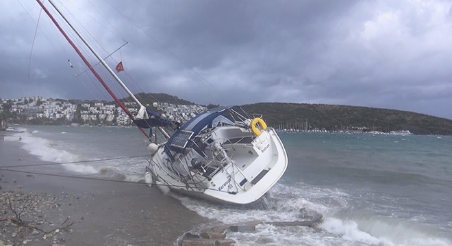 Bodrum'da fırtına; yelkenli karaya oturdu