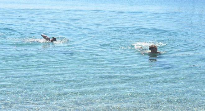 Bodrum'da sıcak havada denize girdiler