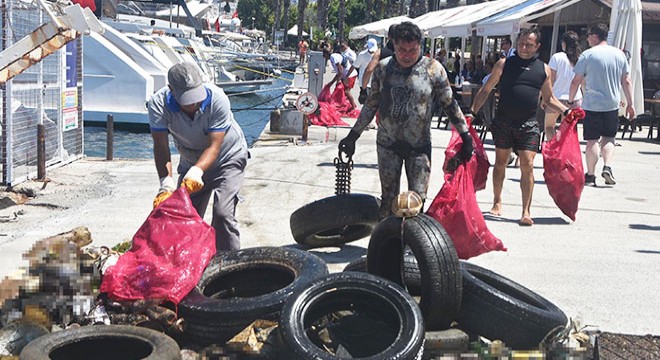 Bodrum da denizden yarım ton atık çıktı