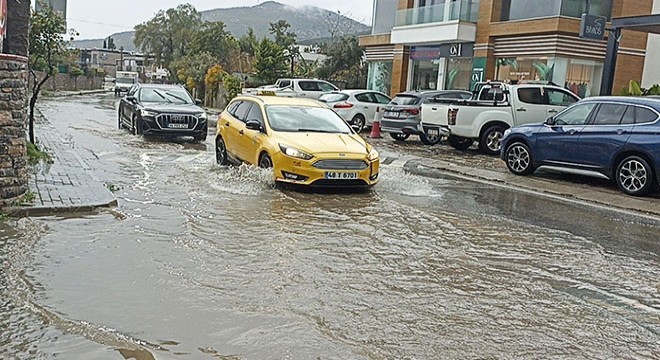 Bodrum da sağanak; yollar göle döndü