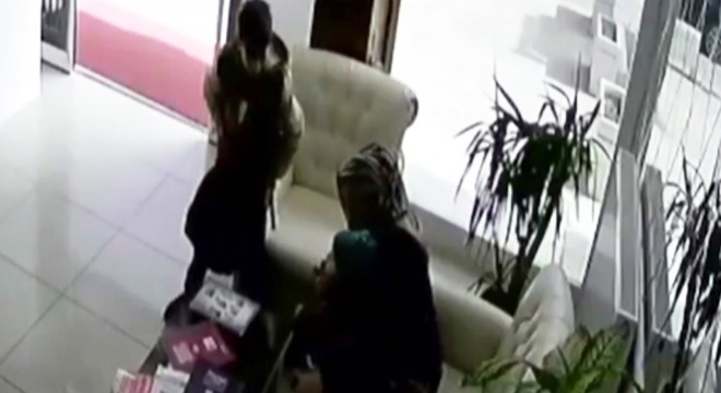 Boğazına cisim takılan çocuğu, öğretmen kurtardı