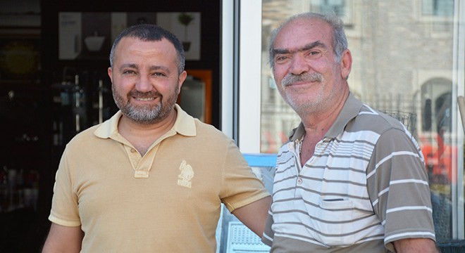 Boğazına ekmek takılan müşteriyi Heimlich manevrası ile kurtardı