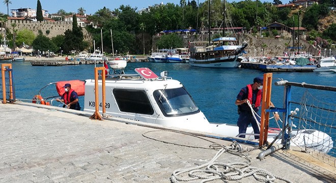 Boğulmak üzereyken Sahil Güvenlik ve deniz polisi kurtardı