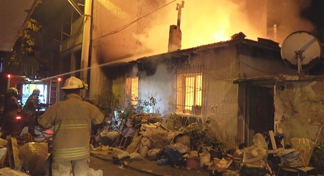 Bornova da müstakil evde yangın: 1 yaralı