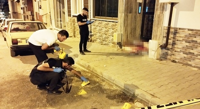 Boşanma aşamasındaki eşini evine girerken tabancayla yaraladı