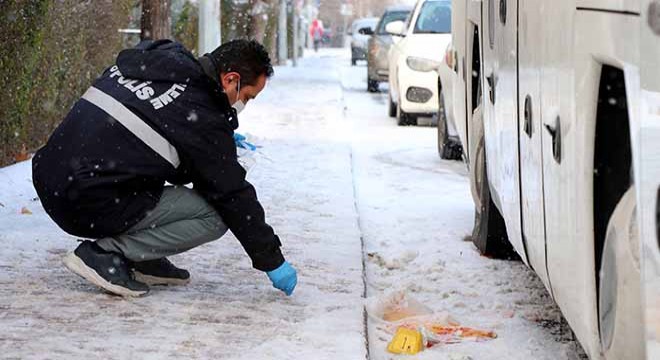 Boşanma aşamasındaki eşini sokak ortasında bıçakladı