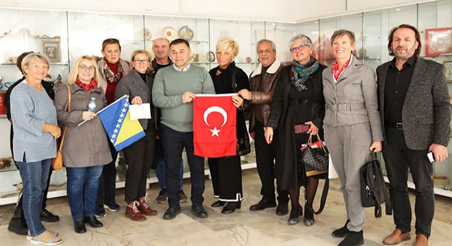Boşnaklardan depremzedelere 9 konteyner