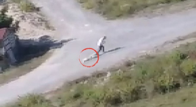 Boynuna ip bağladığı köpeği sürükleyerek ilerledi