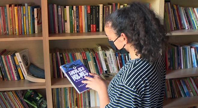 Bu mahallede yaşayanlar her salı meydanda kitap okuyor