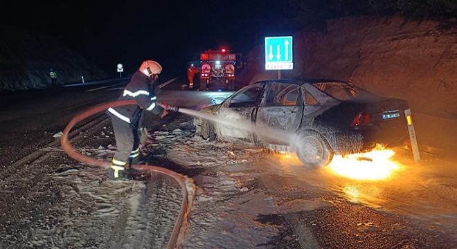 Bucak'ta seyir halindeki otomobil yandı