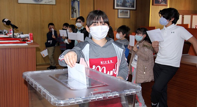 Bucak Belediyesi Çocuk Meclisi ilk toplantısını yaptı